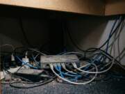 オフィスのネットが遅い?犯人はデスクの下に潜む「古いスイッチングハブ」かもしれない