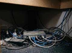 オフィスのネットが遅い?犯人はデスクの下に潜む「古いスイッチングハブ」かもしれない