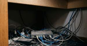 オフィスのネットが遅い?犯人はデスクの下に潜む「古いスイッチングハブ」かもしれない